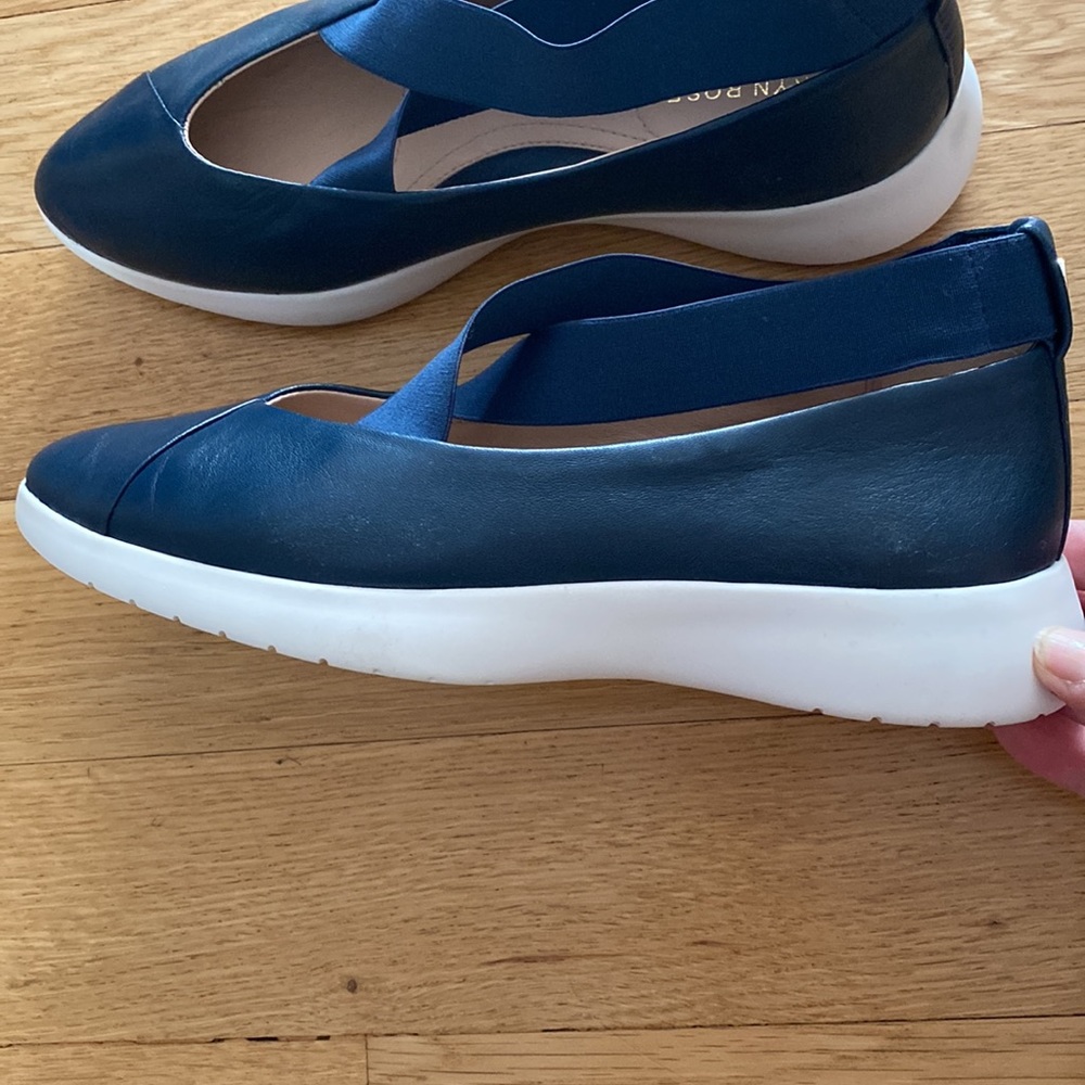 Vintage Taryn Rose leather Womens pull onCriss Cross softness leather flatshoes.